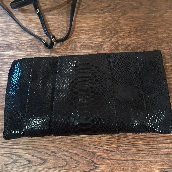 Black and beautiful large Michael Kors clutch in crocodile patent pattern! - Picture 3 of 3